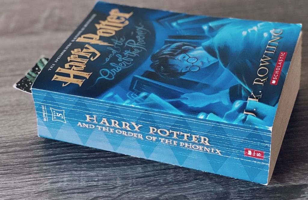 Na imagem temos uma foto do livro Harry Potter, um bom exemplo de literatura infantojuvenil como opção para a prática da leitura em inglês.
