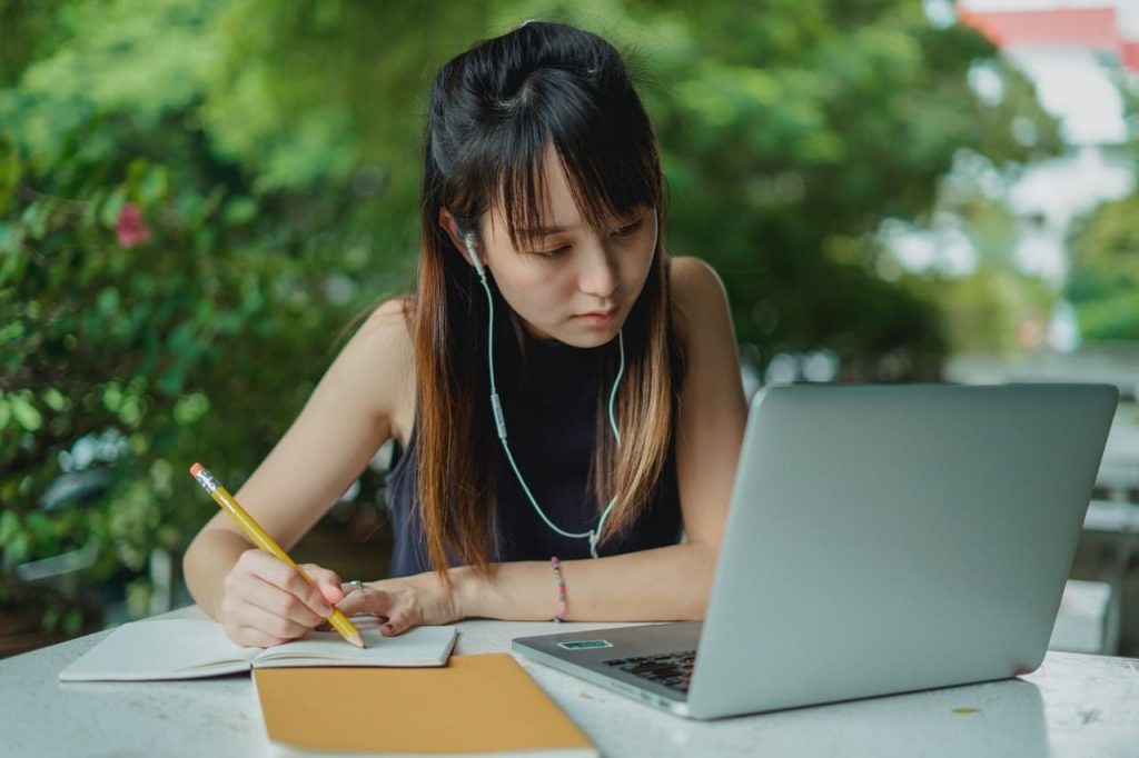 menina estudando inglês vendo série.