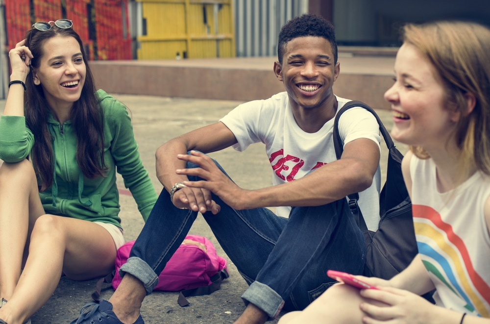 Adolescentes reunidos e conversando:  uma boa oportunidade de colocar em prática algumas expressões em inglês usadas no dia a dia.